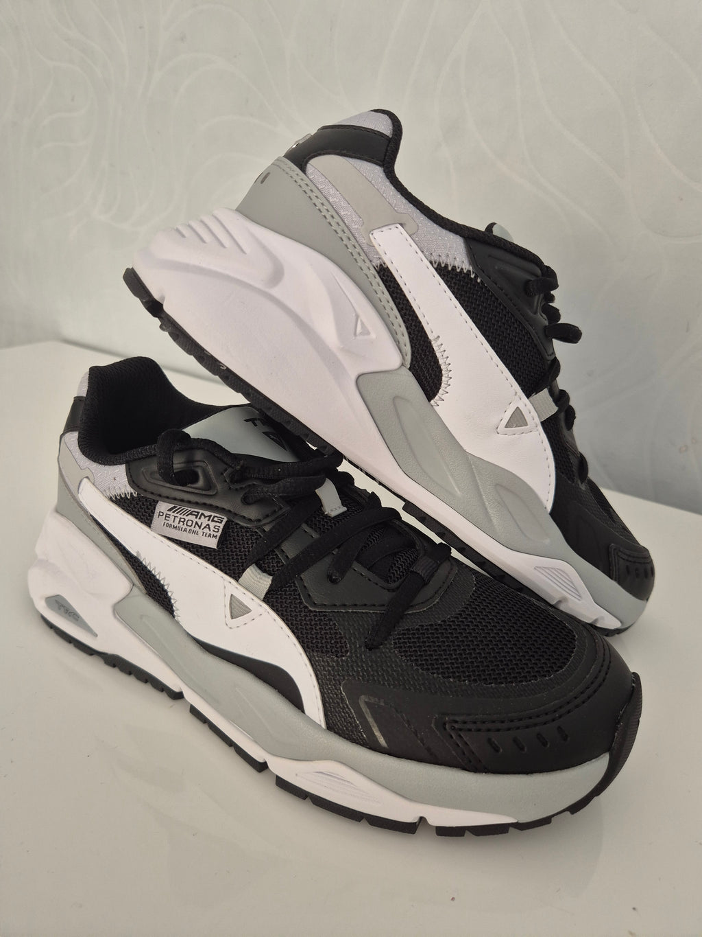 (Neue) PUMA X Mercedes Mira Petronas  Damen Freizeit-Sneaker Alltags-Turnschuhe Schnür-Schuhe chwarz/Weiß/Grau 35 1/2