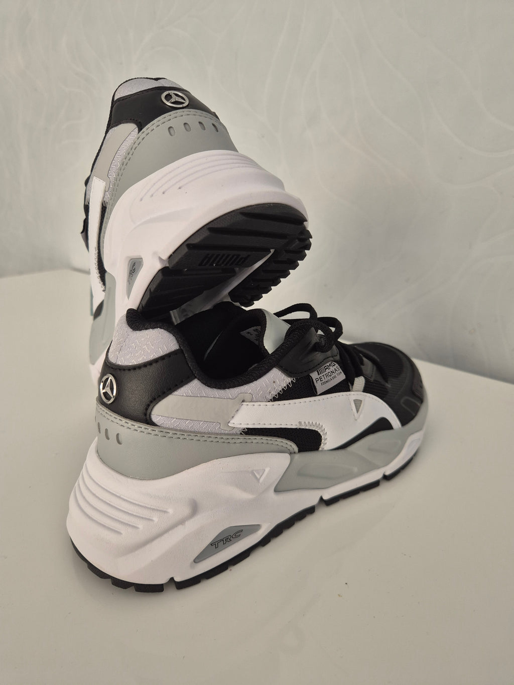 (Neue) PUMA X Mercedes Mira Petronas  Damen Freizeit-Sneaker Alltags-Turnschuhe Schnür-Schuhe chwarz/Weiß/Grau 37