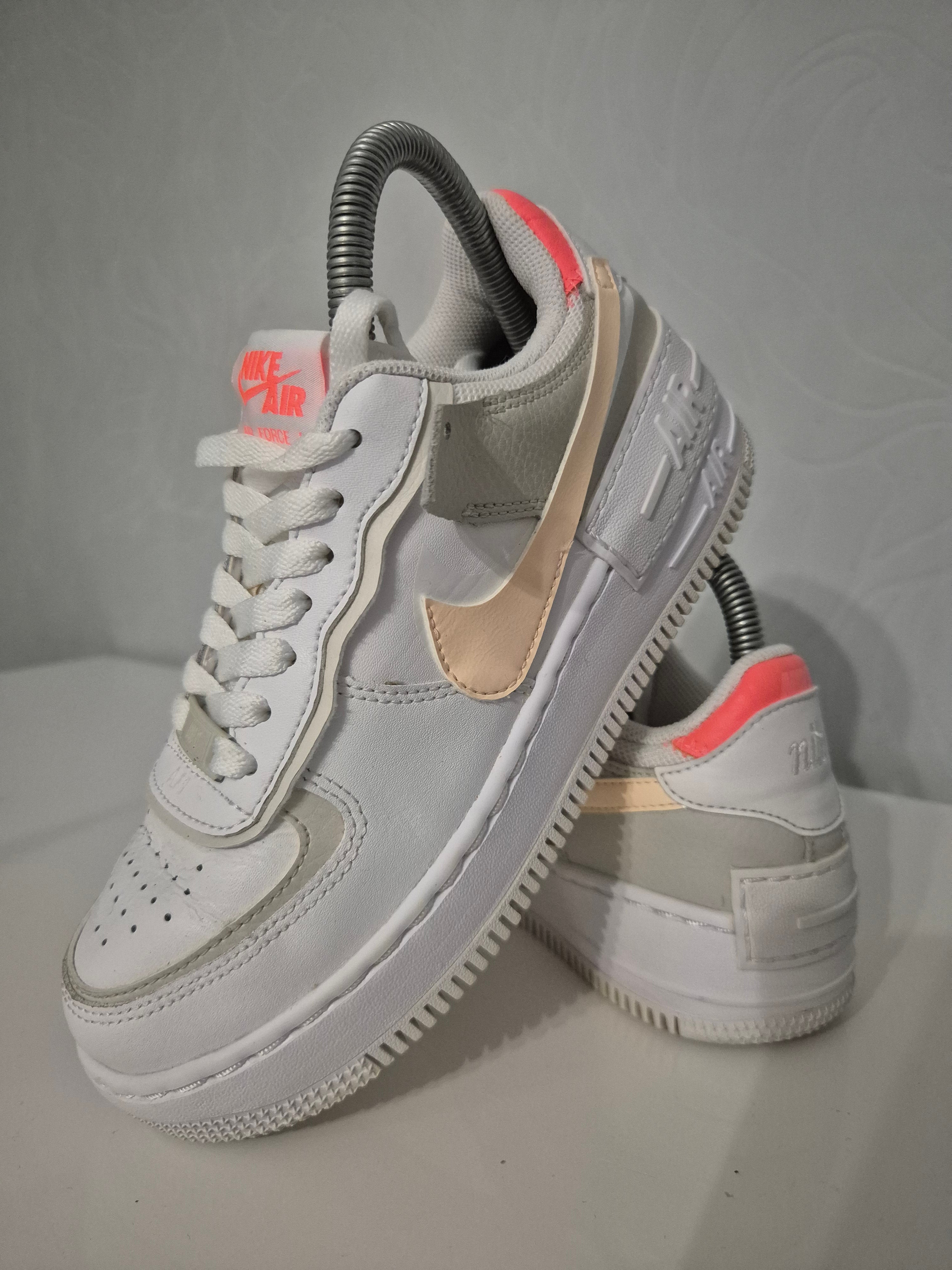 NIKE Air Helle Sportschuhe  Gr.37,5
