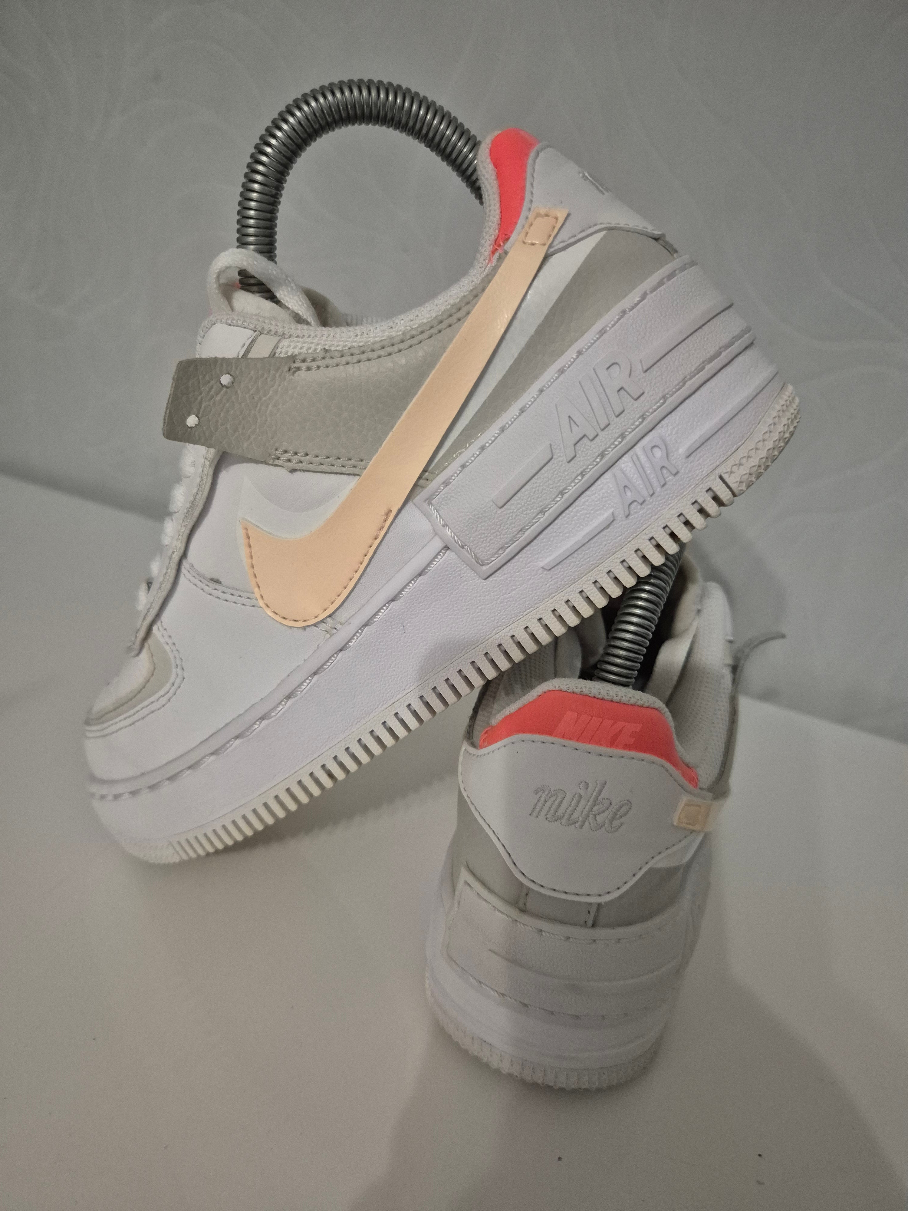 NIKE Air Helle Sportschuhe  Gr.37,5