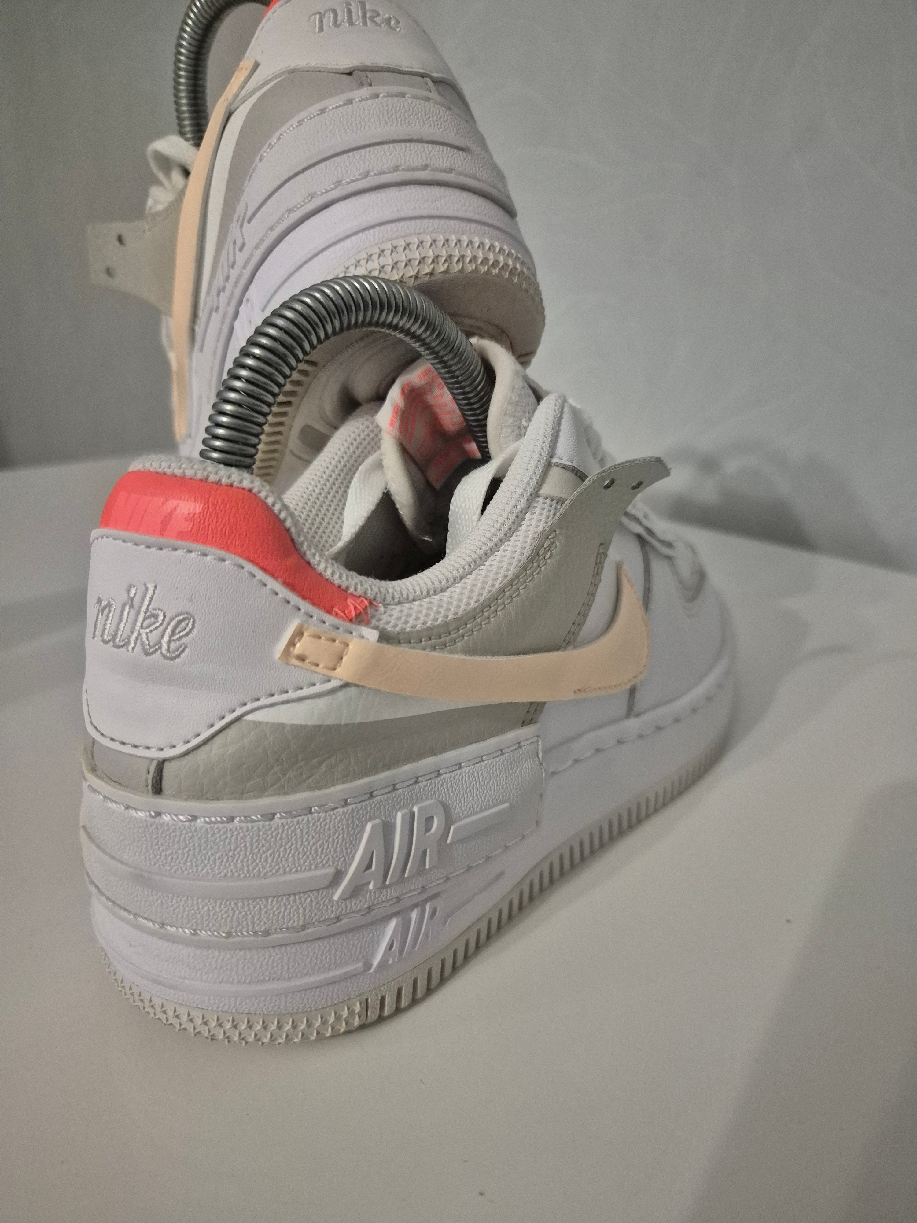 NIKE Air Helle Sportschuhe  Gr.37,5